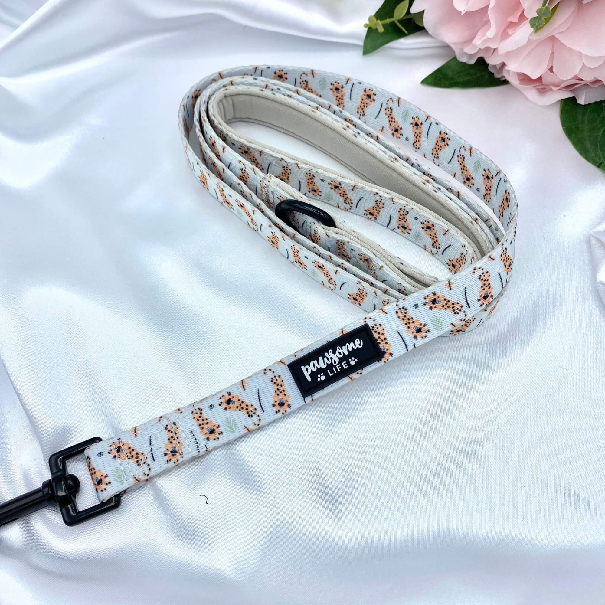 Cute dog leash featuring a vibrant tiger pattern and secure golden clasp, perfect for stylish walks