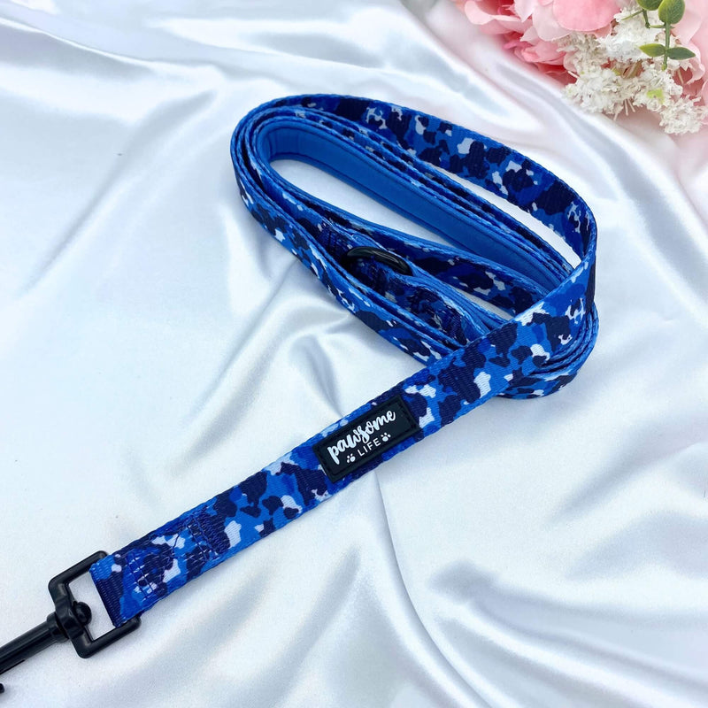 Cute dog leash featuring a vibrant blue camouflage pattern and secure golden clasp, perfect for stylish walks